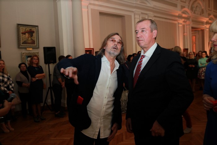 Сергей Левченко открыл выставку Никаса Сафронова.jpg